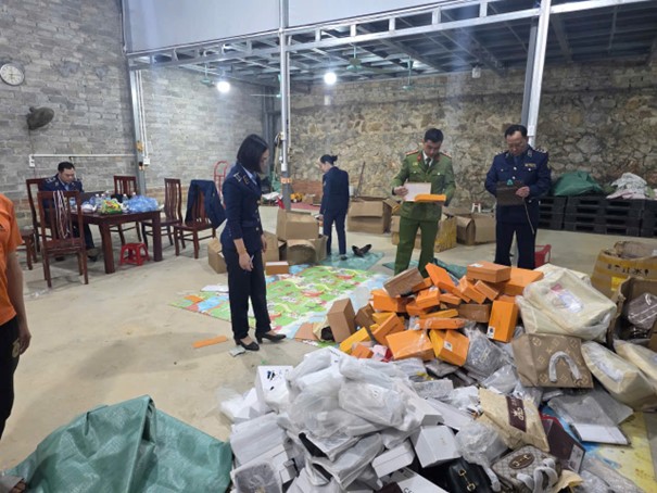 Thái Nguyên: Phát hiện cửa hàng bày bán hàng trăm sản phẩm giả mạo nhãn hiệu nổi tiếng