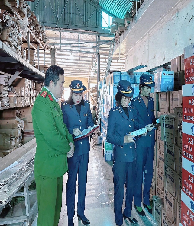 Thanh Hóa: Xử phạt 25 triệu đồng doanh nghiệp kinh doanh 320 cây bắn keo silicone không rõ nguồn gốc