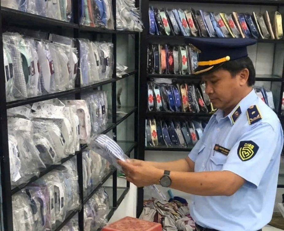 Đội QLTT số 6 - Cục QLTT tỉnh Long An: Phát hiện hộ kinh doanh bán hàng nhập lậu và hàng không rõ nguồn gốc, xuất xứ trên facebook