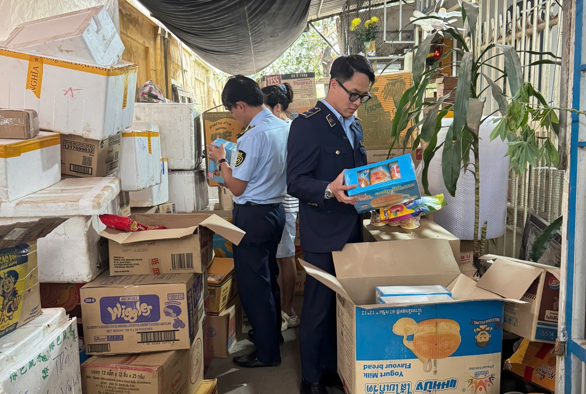 Cơ sở kinh doanh bánh kẹo không rõ nguồn gốc xuất xứ giấy kín trong ngõ nhỏ